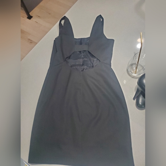 MANGO COLLECTION Parfaite petite robe noire longueur midi avec ouverture au dos - Picture 4 of 6